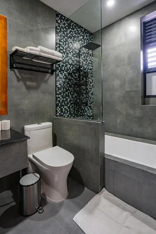 Une salle de bain moderne avec douche à l'italienne et baignoire.