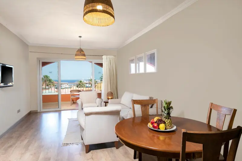 Un salon lumineux s'ouvre sur une terrasse avec vue sur la mer.