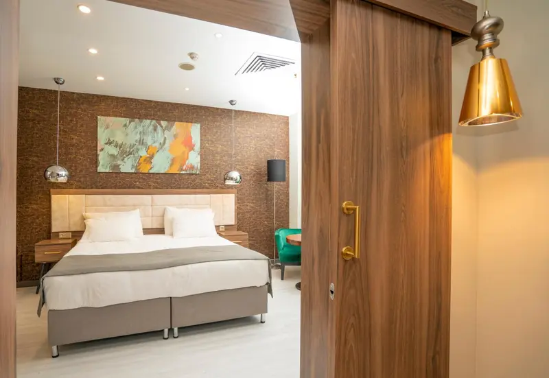 Une chambre à coucher lumineuse avec un grand lit et une décoration moderne.