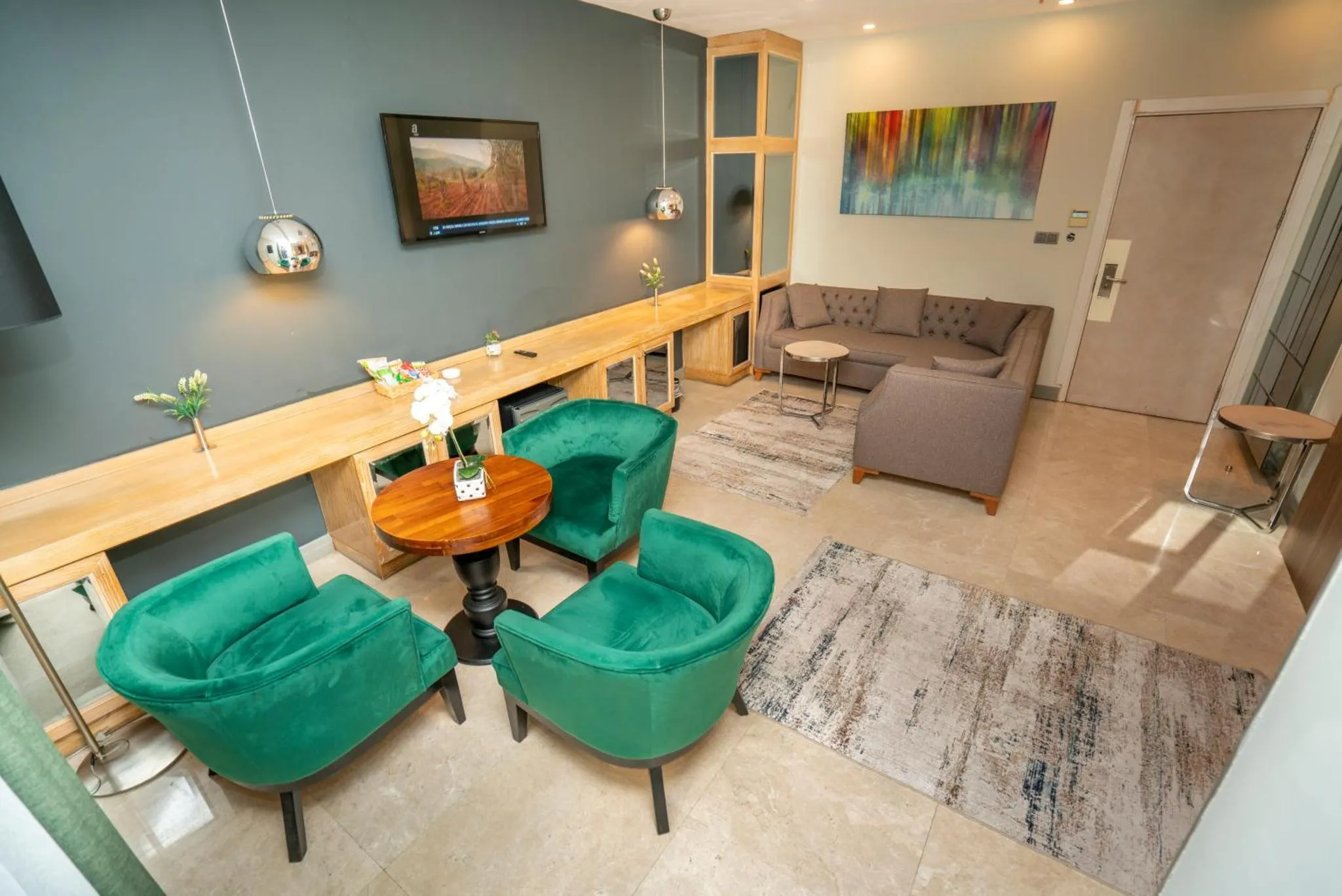 Un espace de détente avec canapé, fauteuils et table basse.