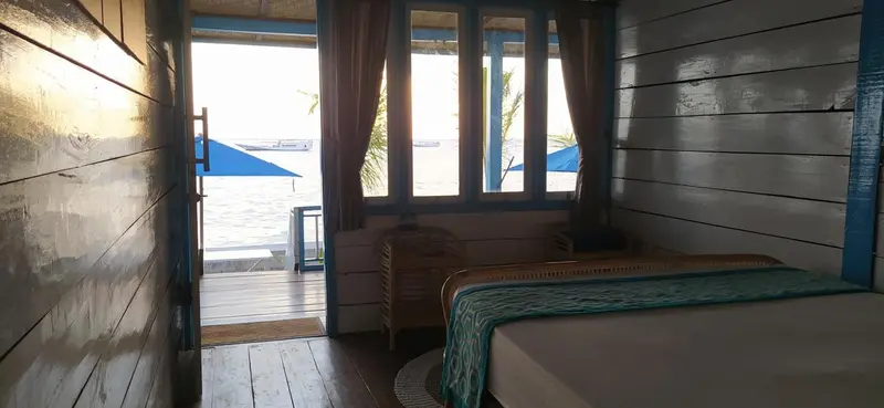 Une chambre lumineuse s'ouvre sur une vue sur la mer.