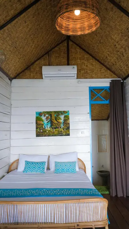 Une chambre lumineuse avec un lit recouvert d'une courtepointe décorative.