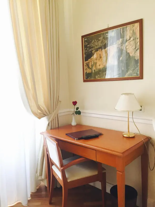 Une pièce lumineuse avec un bureau en bois et une décoration murale.