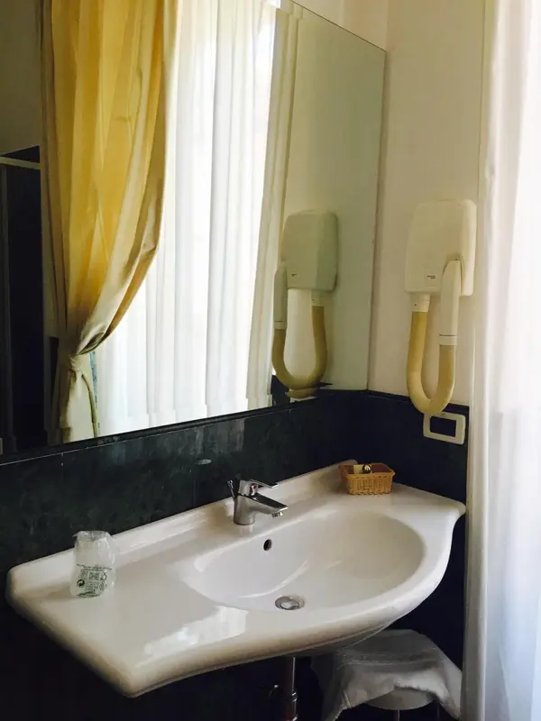 Lavabo et miroir dans une salle de bain.