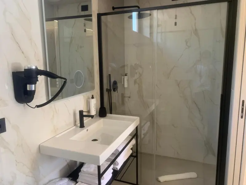 Une salle de bain moderne avec douche à l'italienne et vasque.