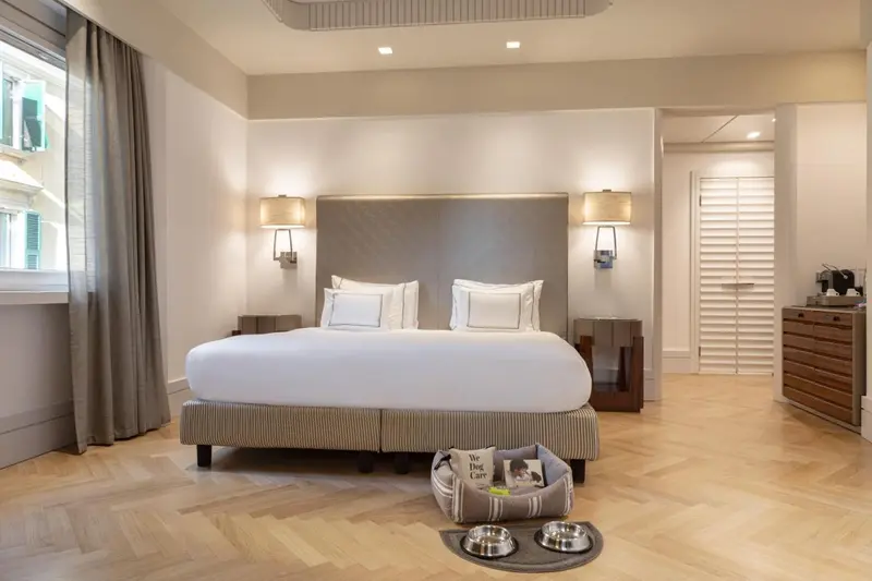 Une chambre spacieuse avec un grand lit et une décoration neutre.