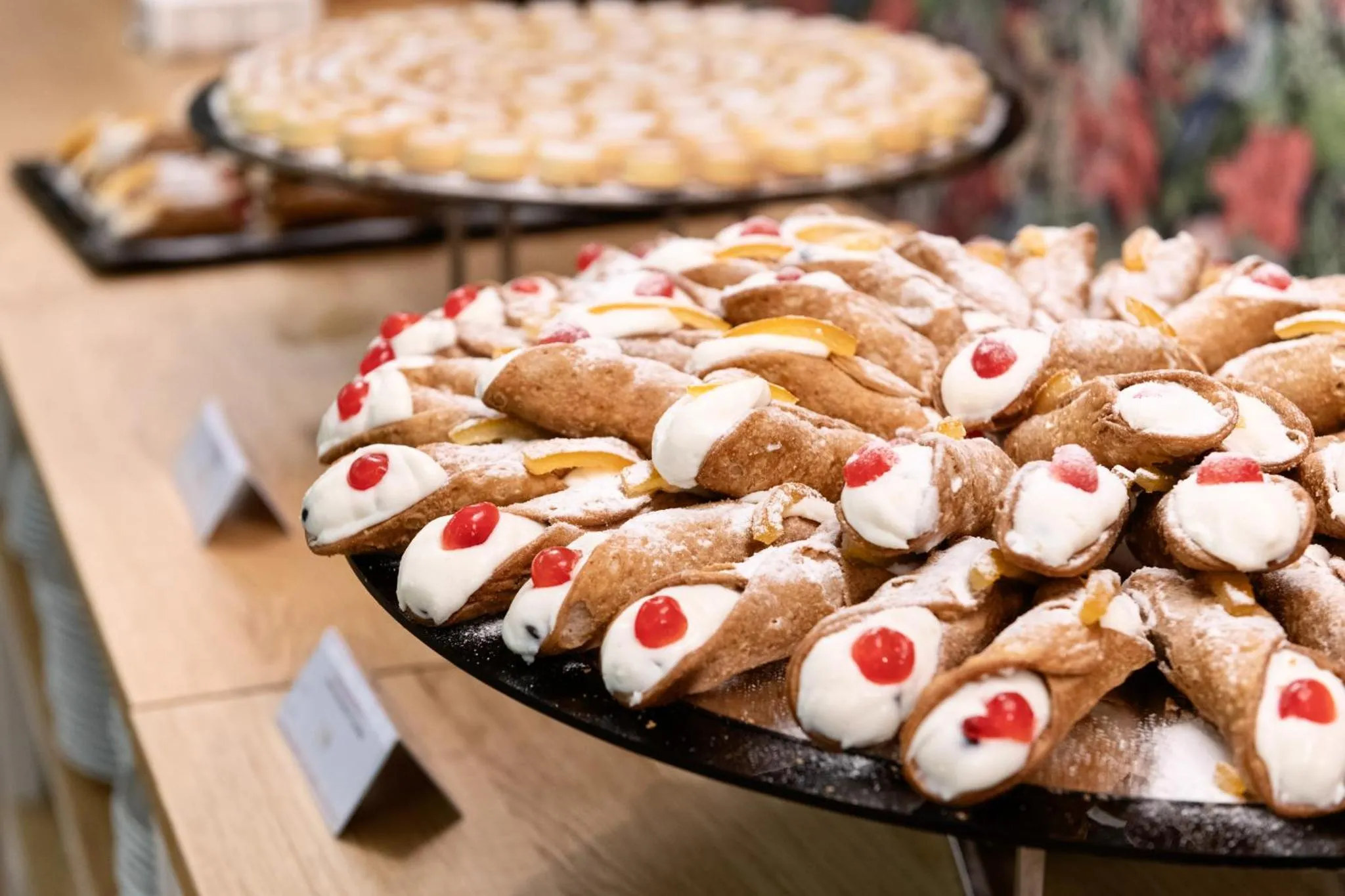 Présentation de pâtisseries variées sur des plateaux.