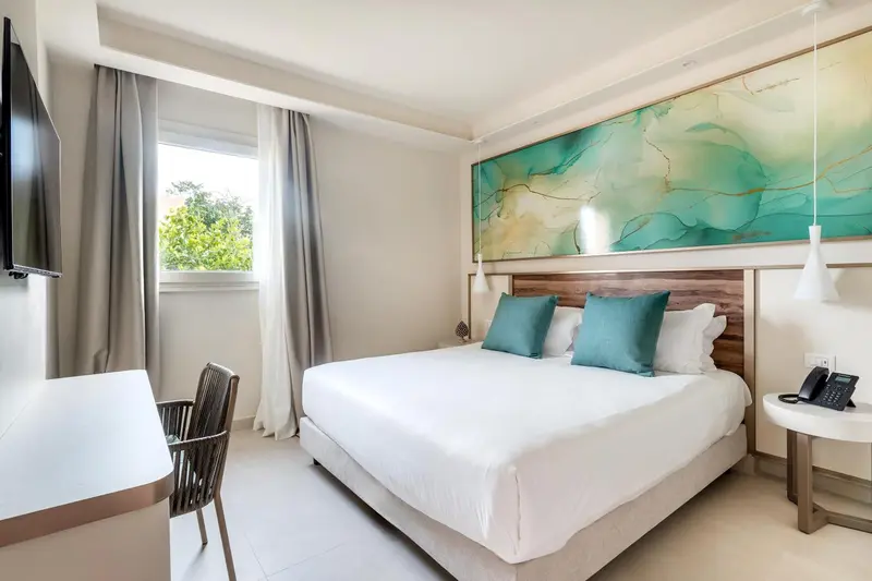 Une chambre lumineuse avec un grand lit et une décoration moderne.