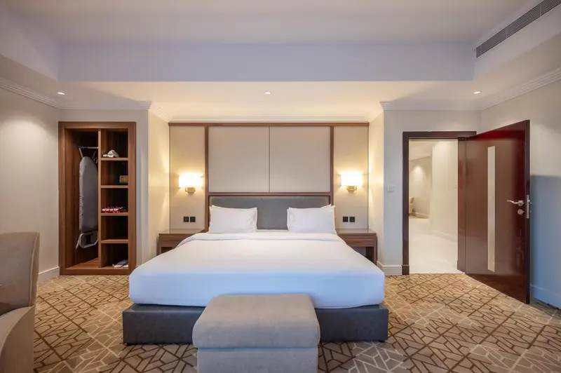 Une chambre d'hotel avec un grand lit et un espace de rangement.