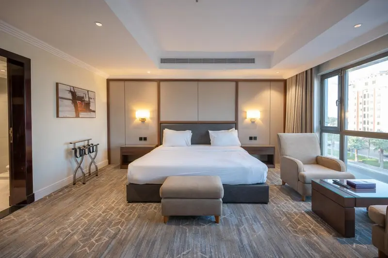 Une chambre d'hôtel moderne avec un grand lit et un coin salon.
