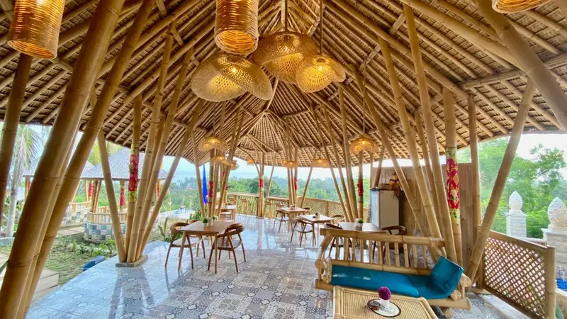 Une salle à manger ouverte en bambou offre une vue sur un paysage verdoyant.