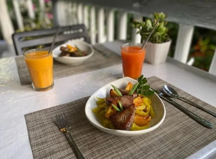 Une table est dressée avec des plats colorés et des boissons fraîches.