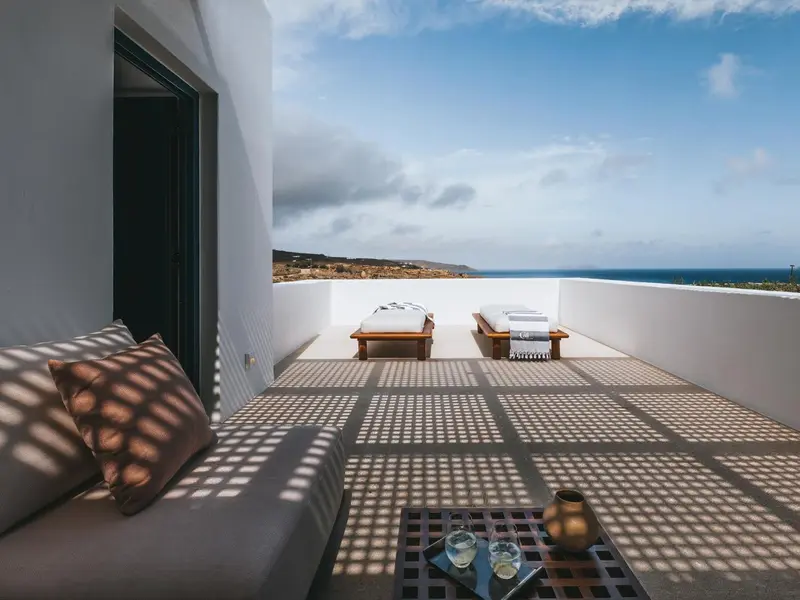 Terrasse avec canapé et vue sur la mer.