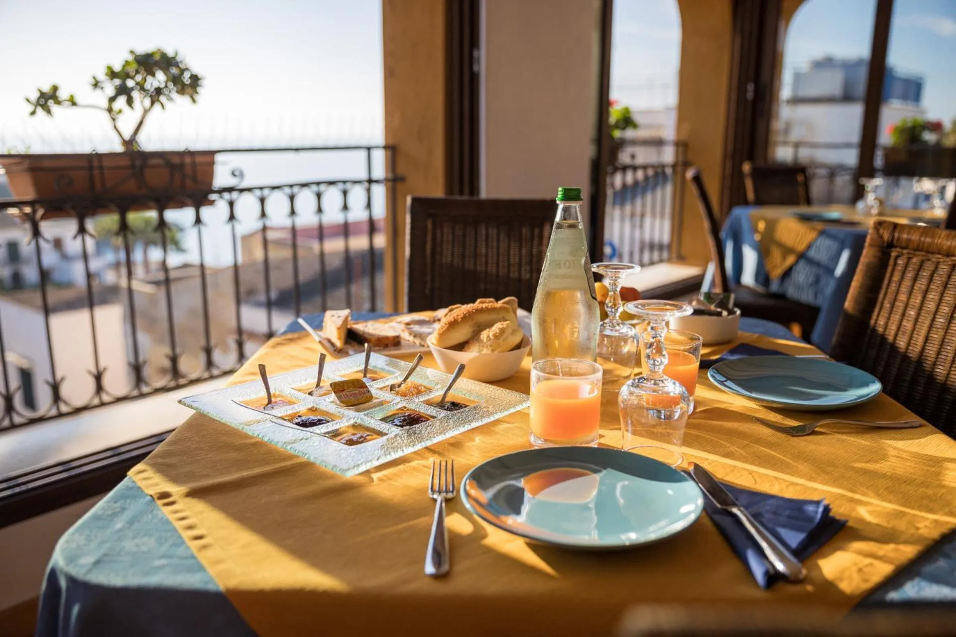 Une table dressée pour le petit-déjeuner avec vue sur la mer.