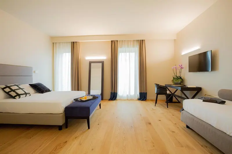 Une chambre lumineuse avec un grand lit et un espace détente.