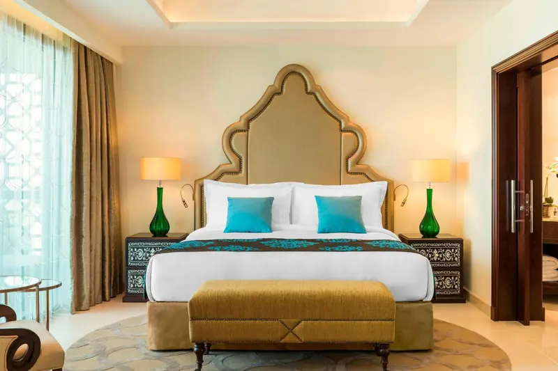 Une chambre lumineuse avec un grand lit et une décoration soignée.