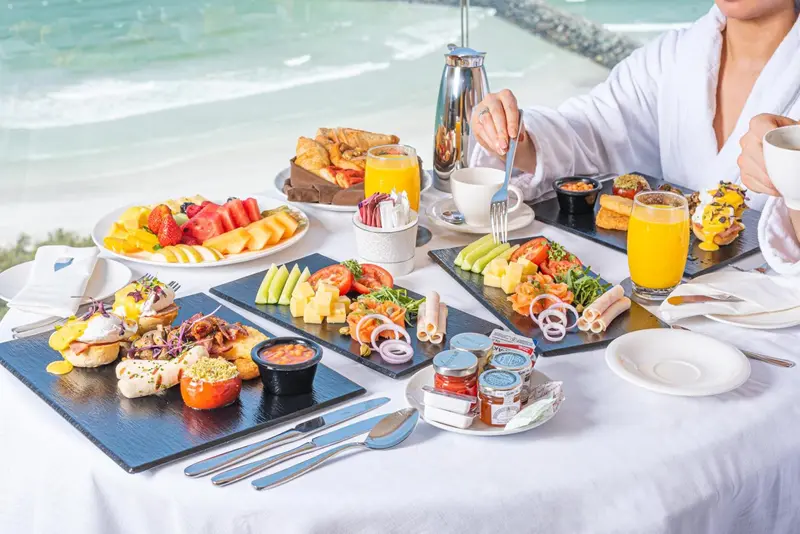 Table garnie de mets variés pour un copieux petit-déjeuner.