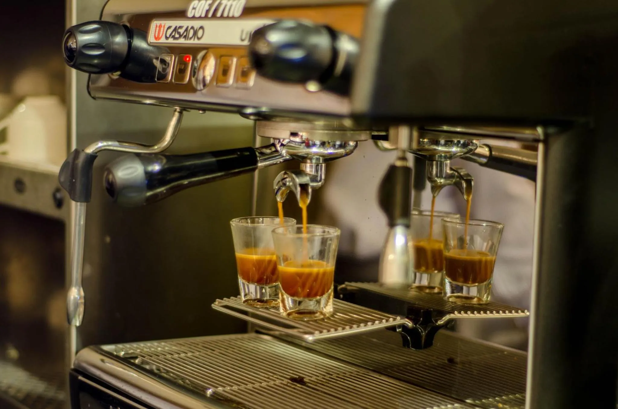 Une machine à expresso prépare des boissons chaudes dans un comptoir.