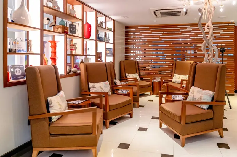 Espace de détente avec des fauteuils confortables et une décoration murale originale.