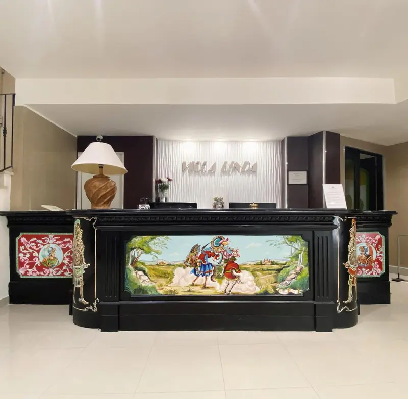 Un comptoir d'accueil décoré se trouve dans un hall d'hôtel.