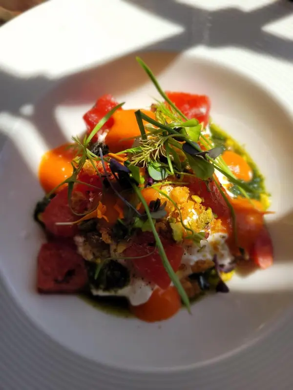 Assiette de salade colorée avec des légumes frais et des herbes.