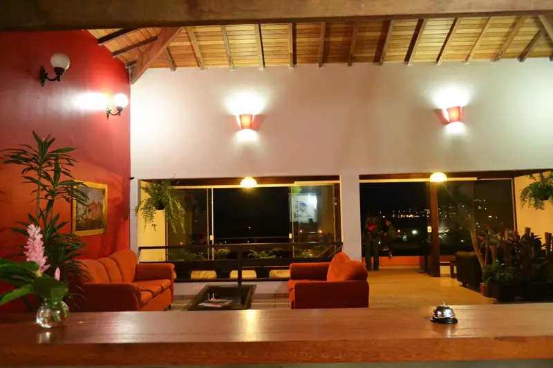 Espace de détente intérieur avec canapés et éclairage mural.