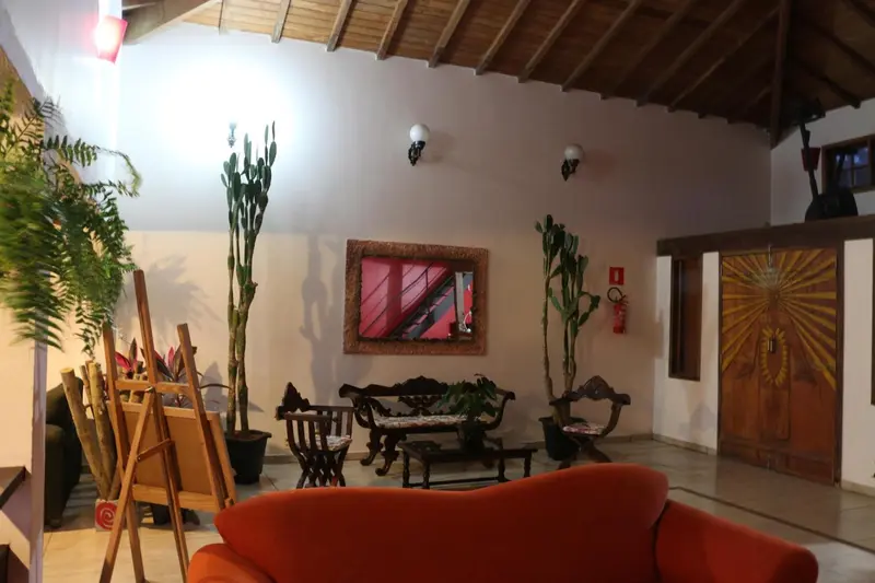 Un espace de détente intérieur avec canapés et plantes.