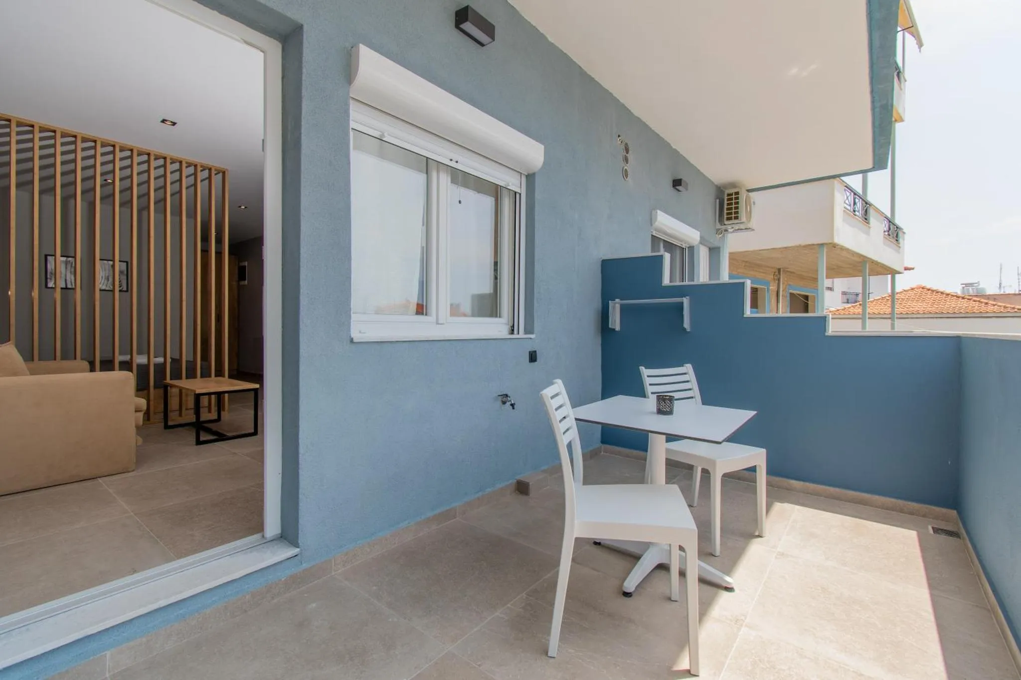 Une terrasse avec une table et des chaises offre un espace de détente extérieur.