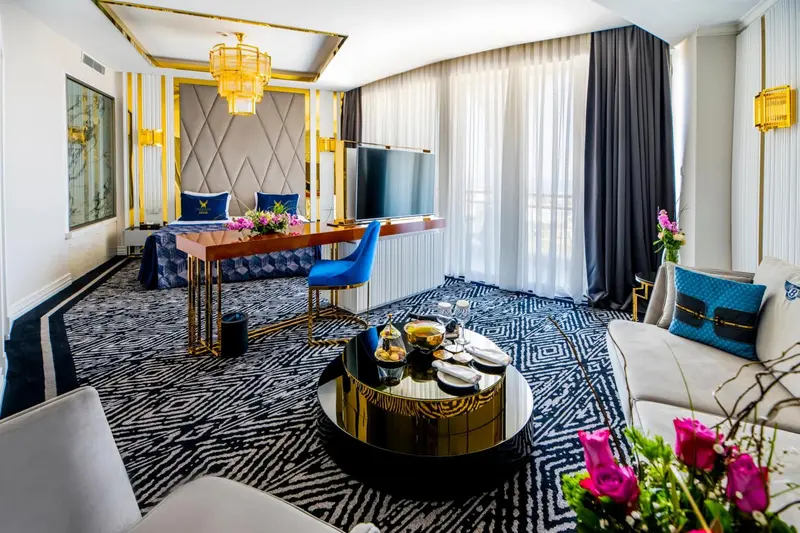Une pièce de vie décorée avec un tapis à motifs, un canapé et une table basse.