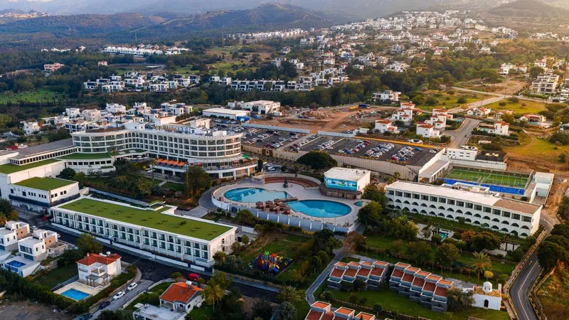 Vue aérienne d'un complexe hôtelier avec piscine et espaces extérieurs.