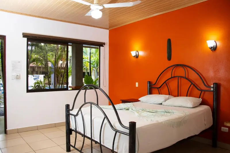 Une chambre lumineuse avec un lit et des murs colorés.