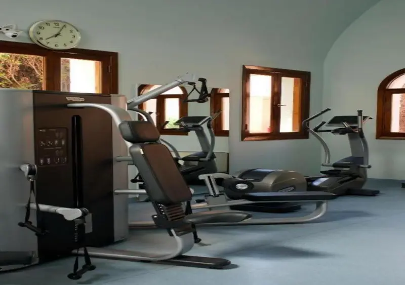 Une salle de sport lumineuse avec des équipements de musculation.