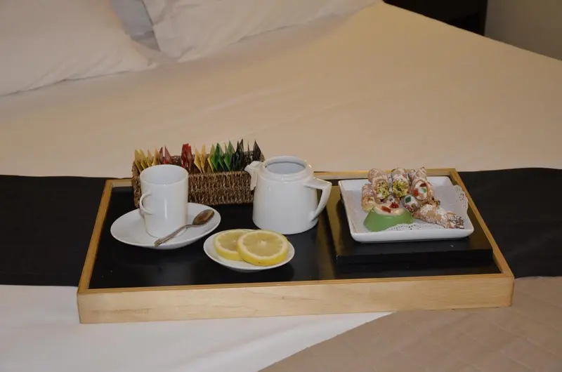 Un petit-déjeuner servi sur un plateau au lit.