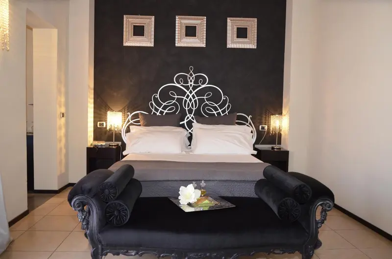 Une chambre à coucher moderne avec un grand lit et un décor noir et blanc.