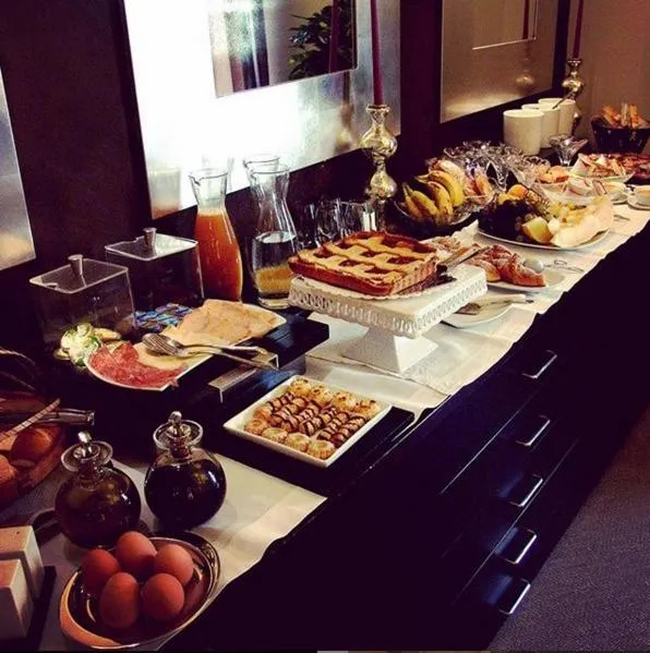 Un buffet propose une variété de pâtisseries, de fruits et de boissons.