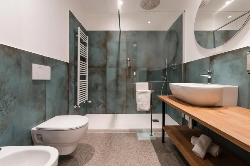 Une salle de bain moderne avec douche à l'italienne et vasque sur meuble.