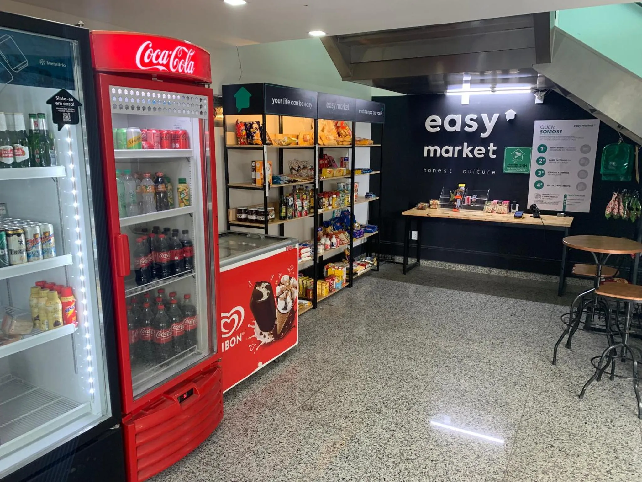 Un magasin propose des boissons et des collations.