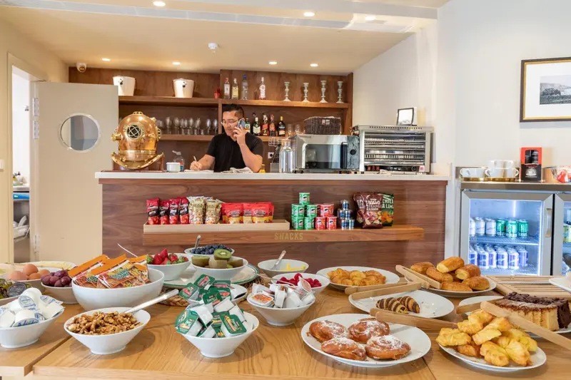 Un comptoir de snacks et de boissons propose une variété de collations et de pâtisseries.