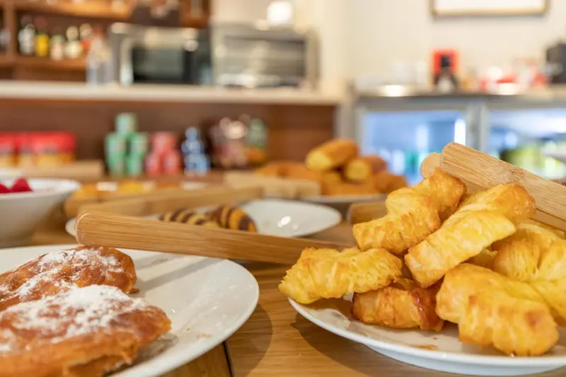 Une table garnie de viennoiseries et de pâtisseries.