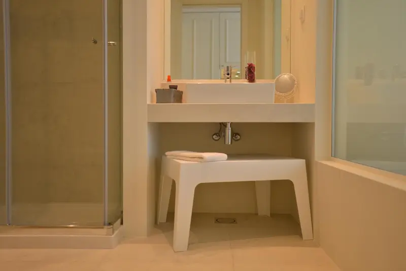 Une salle de bain moderne avec douche à l'italienne et vasque intégrée.