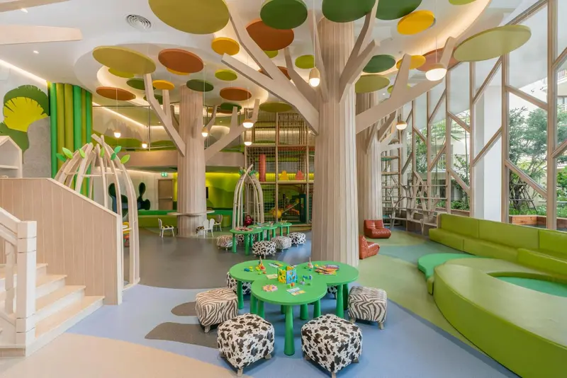 Espace de jeux coloré avec mobilier enfantin et décorations murales.