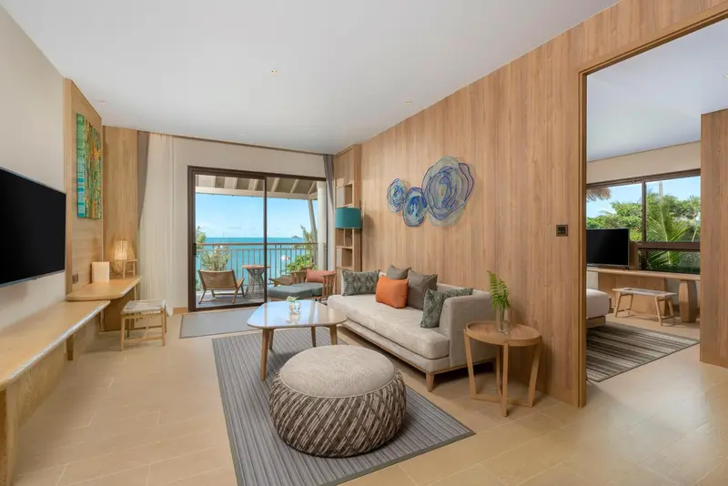 Un salon lumineux s'ouvre sur une terrasse avec vue sur la mer.