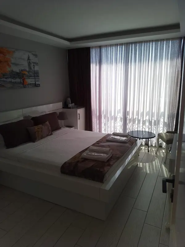 Une chambre lumineuse avec un grand lit et une décoration sobre.