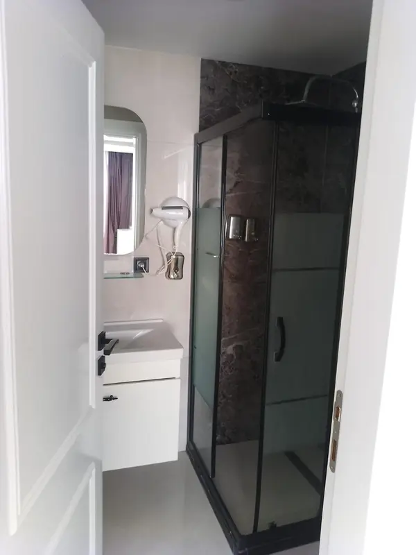 Une salle de bain moderne avec douche à l'italienne et vasque.