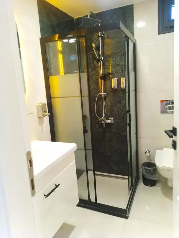 Une douche à l'italienne moderne dans une salle de bain carrelée.