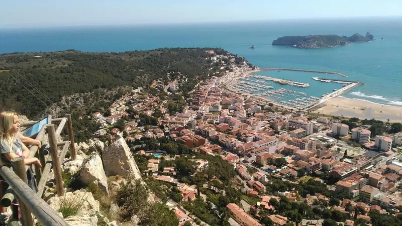 Vue panoramique sur une ville côtière et la mer.
