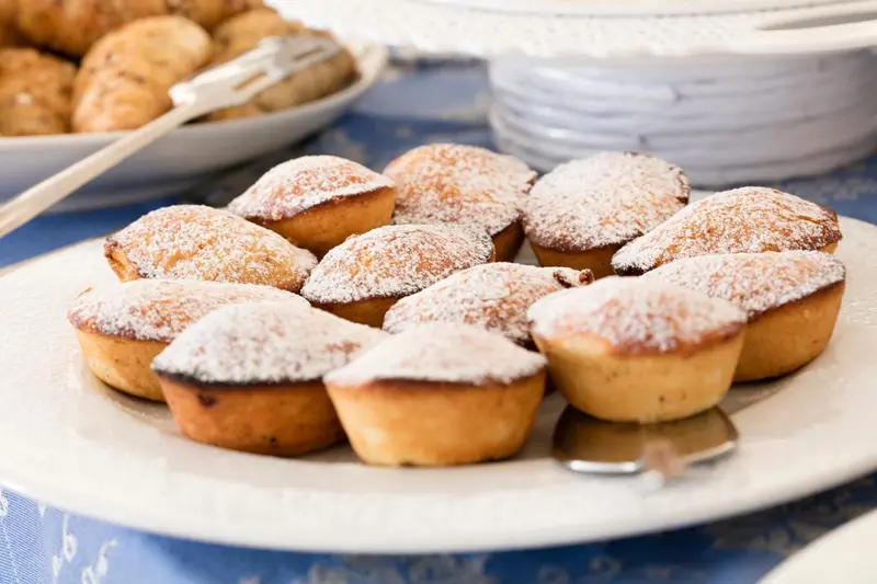 Assortiment de pâtisseries saupoudrées de sucre sur une table.