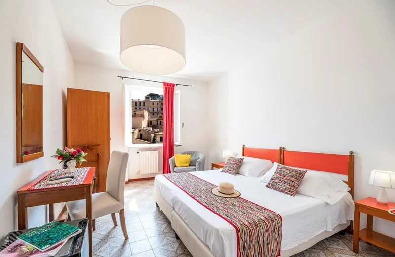 Une chambre lumineuse avec un lit et un bureau.