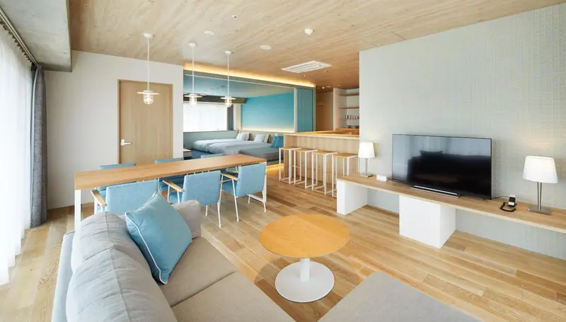 Espace de vie lumineux avec canapé, table à manger et télévision à écran plat.