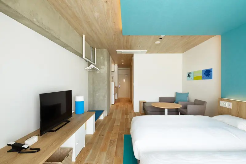 Une chambre lumineuse avec un lit et un espace détente.